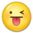 突き出た舌とまばたきの目をした顔