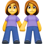 Due donne si tengono per mano
