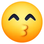 Csókolózó arc mosolygó szemmel