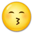 Csókolózó arc mosolygó szemmel