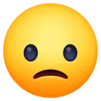 Kissé ráncolódó arc